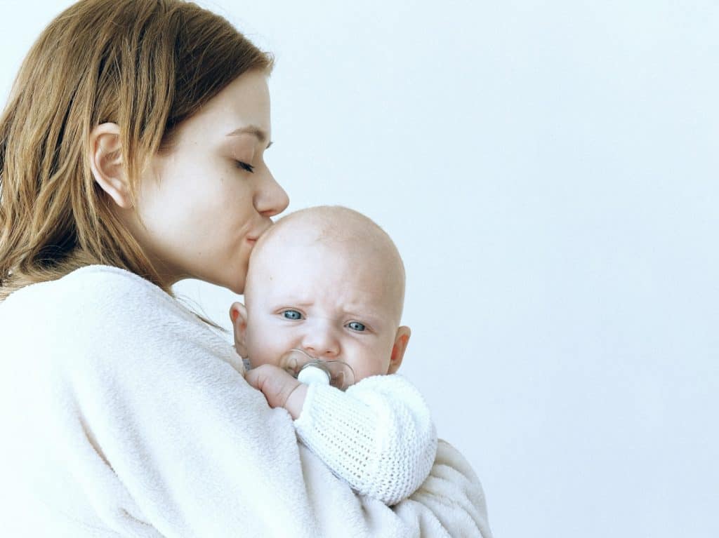 breastfeeding bond between mom and baby