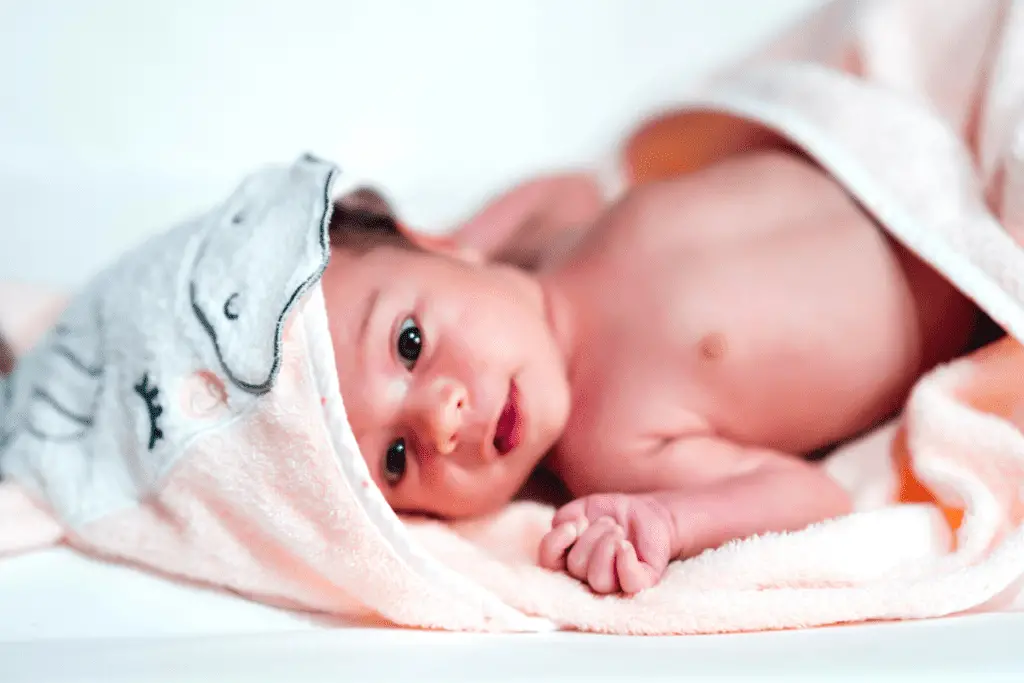 keep baby cool without ac with a sponge bath