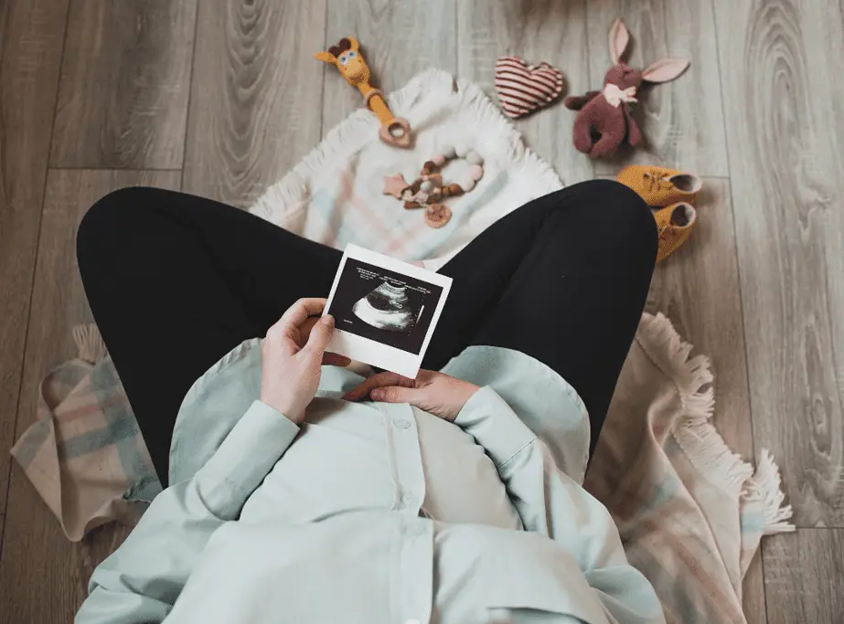 pregnant woman positioned her baby perfectly through curb walking